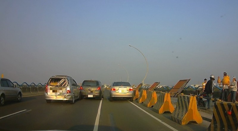 高屏大橋車禍，4台車佔滿了車道，造成後方大塞車。（讀者提供）