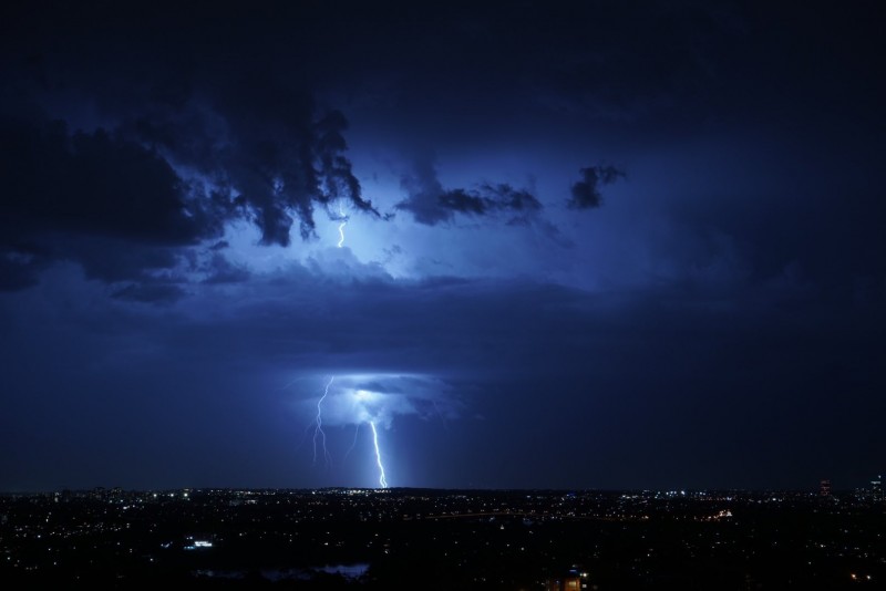 澳洲新南威爾士州近日遭暴雨襲擊，天打雷劈。（圖截自推特）