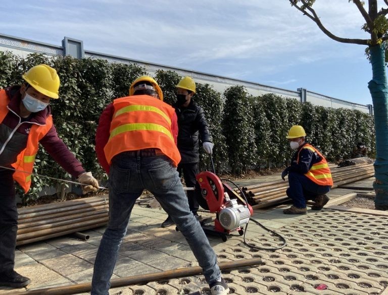 一名參與興建火神山醫院的工人爆料，指參與建設的十多名工人被脫欠薪水，而且每天只被提供1副口罩，礦泉水供應不足，工作待遇相當惡劣。（圖擷取自農民日報）