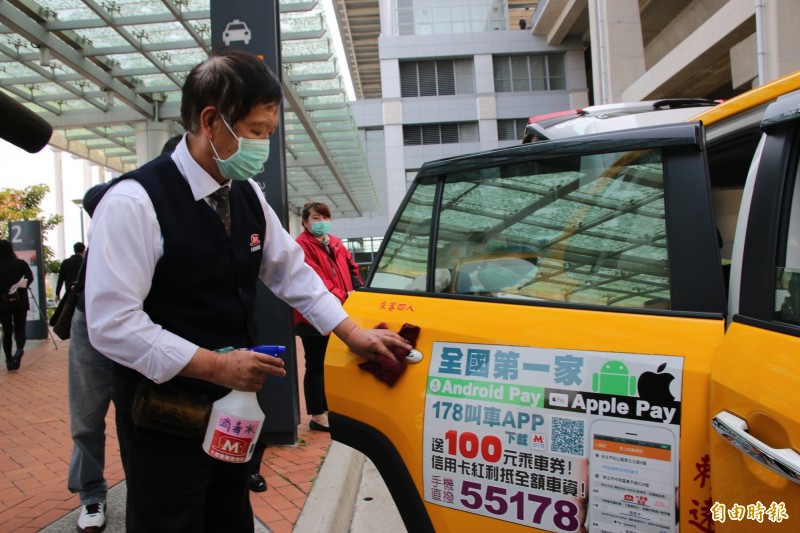 大都會計程車司機每日三次全車消毒、配戴口罩加強自主衛生管理,並為乘客量體溫,詢問旅遊史等。