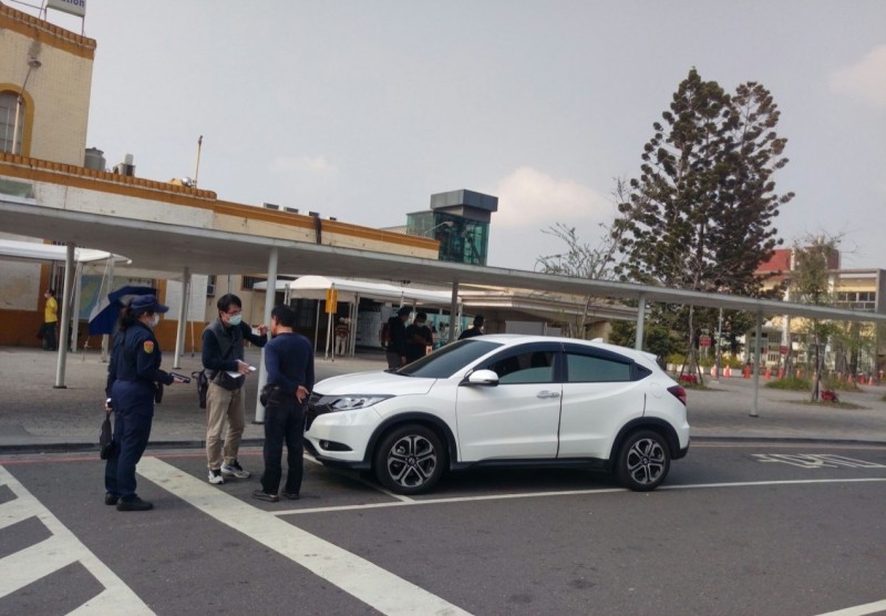 嘉義區監理所在嘉義火車站查獲白牌車。（嘉義區監理所提供）