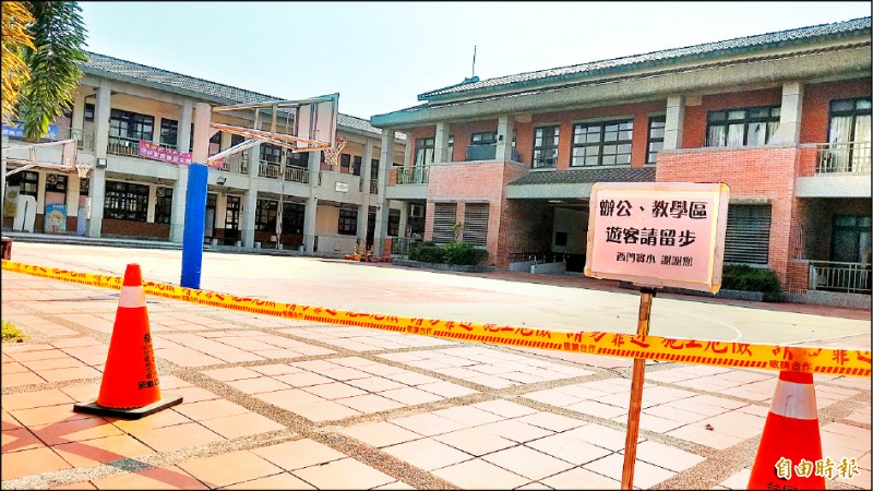 西門實小部分校園沒有圍牆，又緊鄰觀光景點，校方以黃色警戒線區隔教學區，並已公告禁止遊客進入教學區。（記者劉婉君攝）