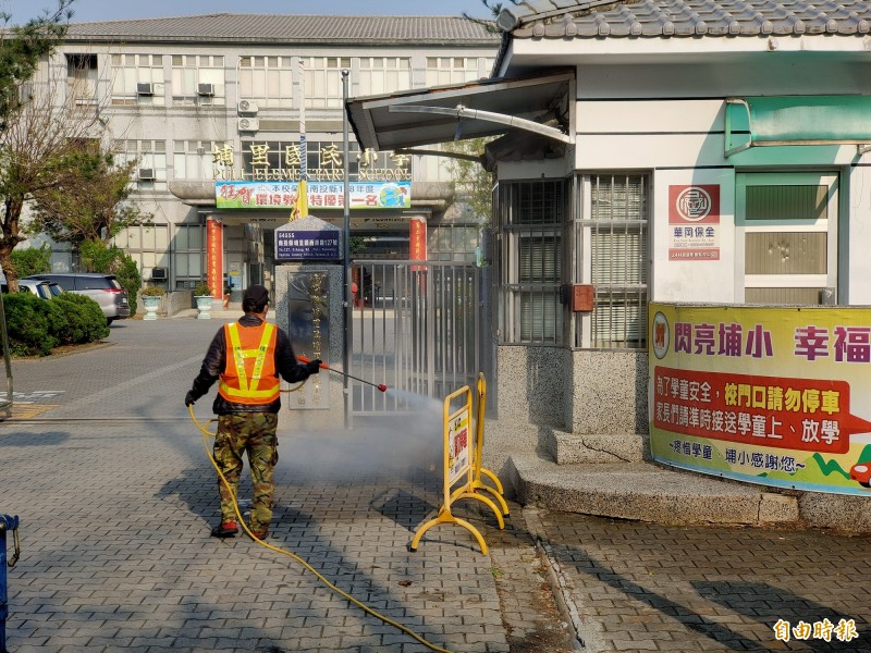 埔里鎮公所今天針對全鎮的高中、國中、國小校園周圍，噴灑漂白水加強消毒。（記者佟振國攝）