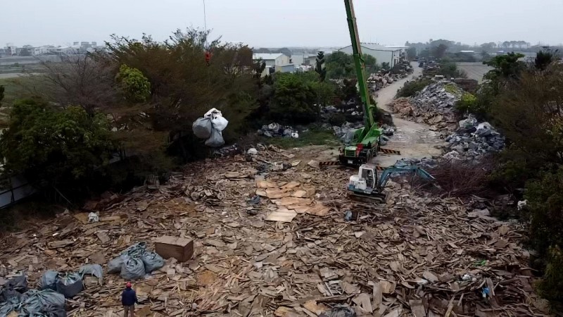 台南環盟指控安南區農地遭長年堆置傾倒建築廢棄物。（台南環盟提供）