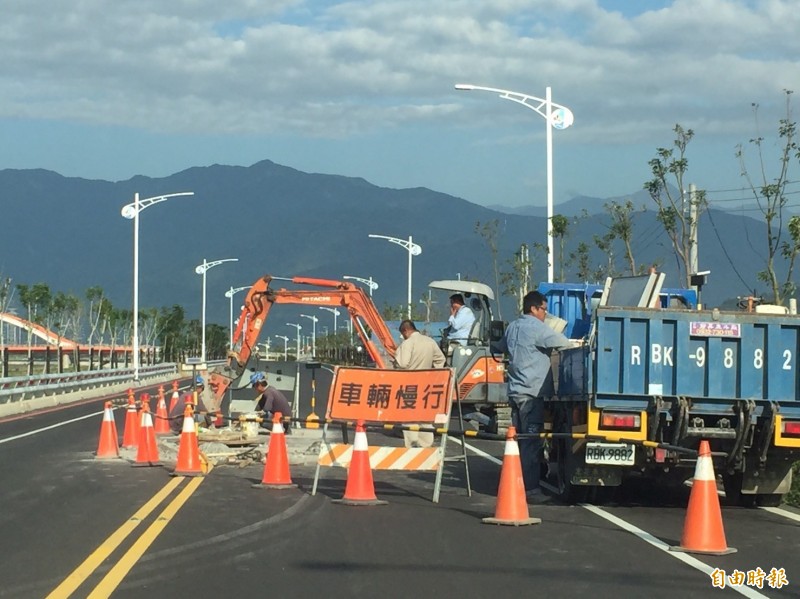 台東市太平溪路堤共構道路通車才一個月就開挖，民眾批判。（記者黃明堂攝）