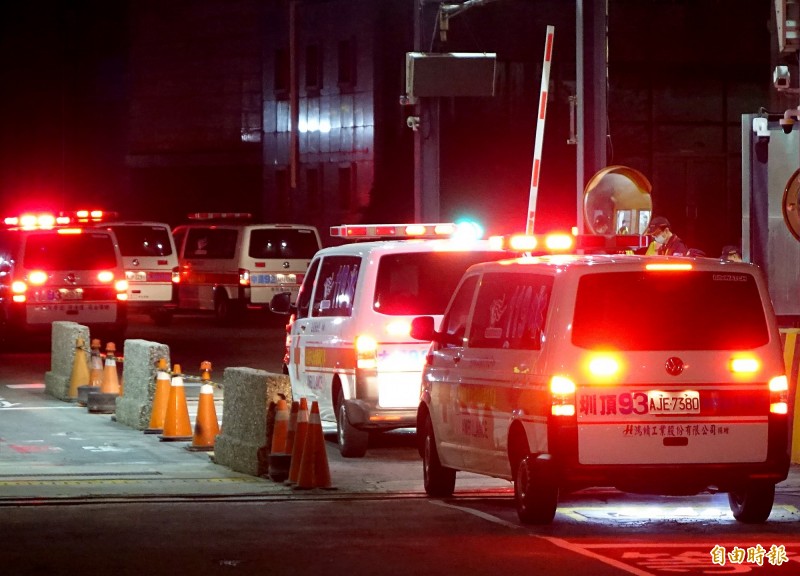 載運鑽石公主號旅客前往醫院檢疫的救護車陸續進入棚廠待命。（記者朱沛雄攝）