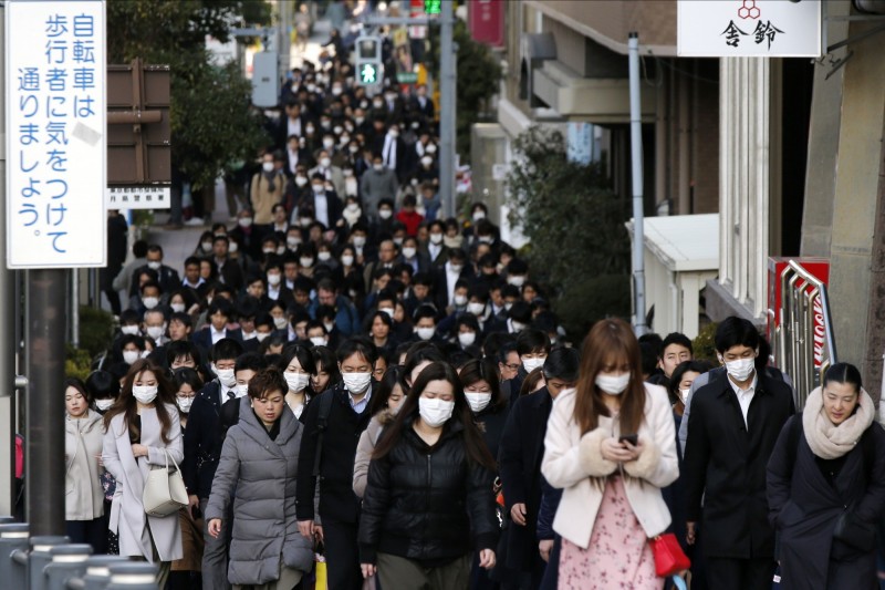 一名日本已確診的網友日前在社群網路爆料，他在確診前連續發燒多日，一開始去醫院求檢驗卻遭拒絕，醫生因怕事，態度非常消極，讓他確診前連續好幾日繼續通勤上班。（美聯社）