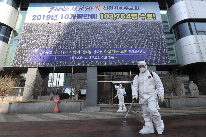 韓國中央應急處置本部本部長樸淩厚今天表示韓國武漢肺炎疫情已經進入社區傳播的初期階段，但尚未出現「全境擴散」跡象。（美聯社）