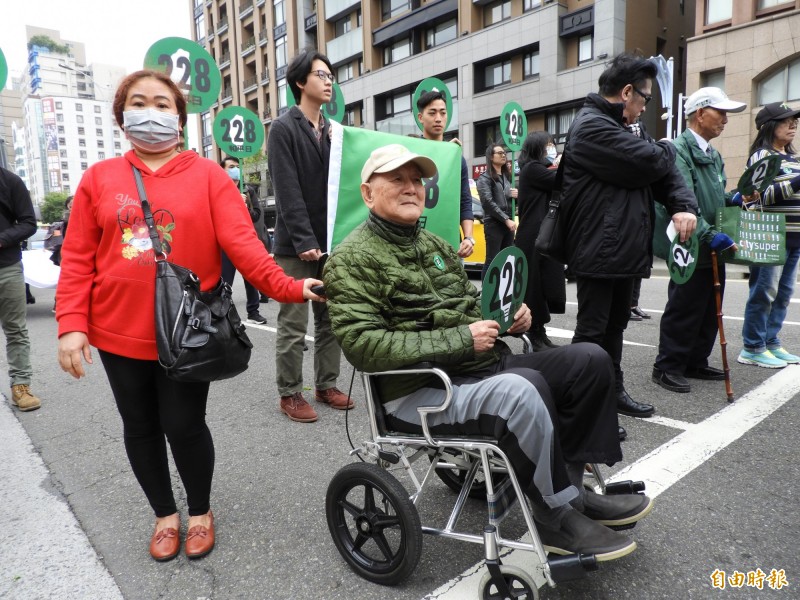 二二八罹難者李瑞漢律師之子李榮章今天坐輪椅參與遊行，不滿父親被憲兵帶走後，屍體至今找不到，真相到現在還不明。（記者陳鈺馥攝）