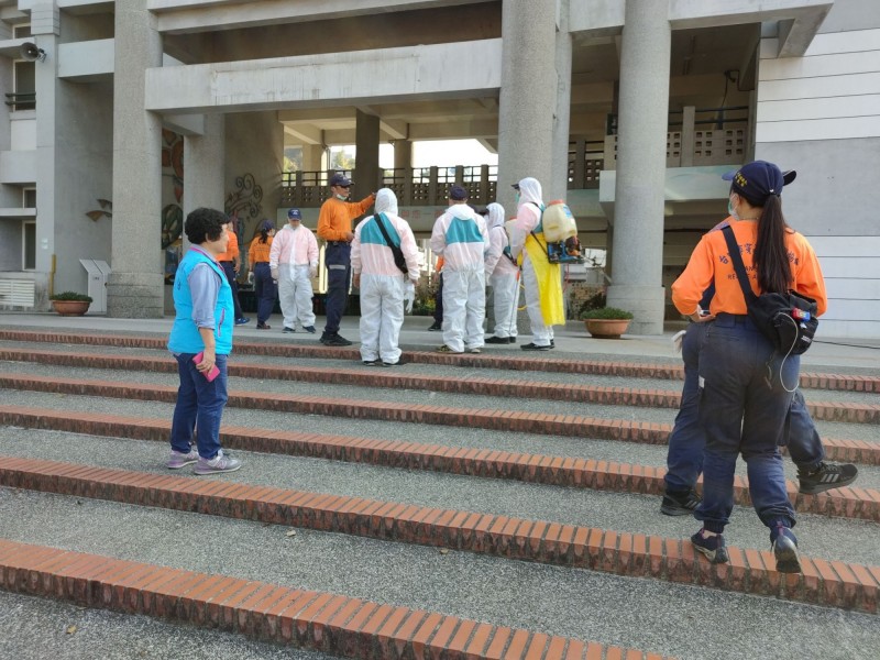 台中市穿山甲救難協會協助豐原區10所國小進行校園環境消毒防疫。（圖由穿山甲提供）