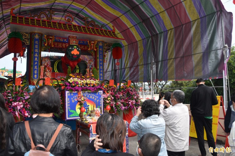 高市田寮區崗山頭大南天福德祠大龜王乞龜擲筊活動明天熱鬧登場，今天有大批信眾先前往一睹為快。（記者蘇福男攝）