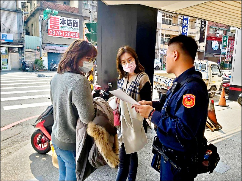 桃園市警分局製作「國際自由車環台賽桃園市站」交通管制宣傳單，提前向賽道沿線金融機構、社區管委會及商家發放。（記者魏瑾筠翻攝）