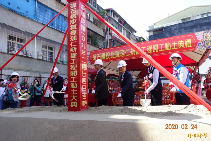 新店區北新段的簡易都更案舉行開工動土典禮。（記者邱書昱攝）