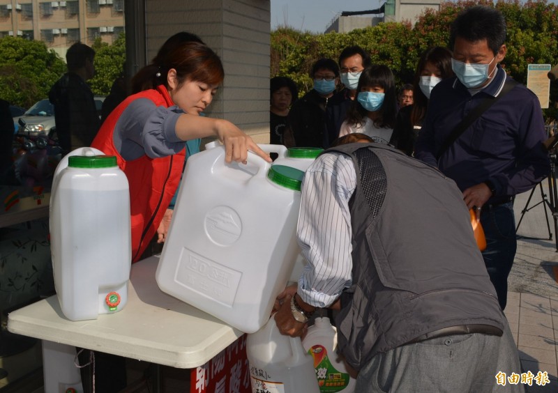 武漢肺炎》朝陽科大發次氯酸水助防疫 每天200公升發3週