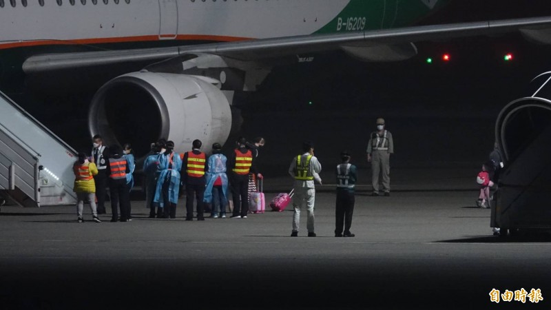 血友病童乘坐的班機今晚10點46分抵桃園機場，經初步檢疫後將送往醫院進一步採檢隔離。（記者姚介修攝）