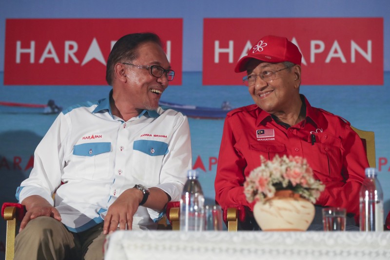 馬來西亞首相馬哈地（右）今天宣布辭職，人民公正黨實質領袖安華（左）指出，他曾勸告馬哈地不要辭去首相。（歐新社資料照）