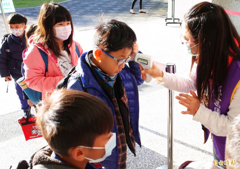 開學日，花蓮國小學童進校門前先量額溫。（記者花孟璟攝）