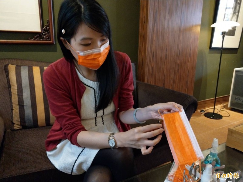 兒童心理師朱謹伶建議在口罩角落滴上精油,利用天然芬香味,增加安全感,就不會一直摘口罩。(記者方志賢攝) 兒童心理師朱謹伶建議在口罩角落滴上精油,利用天然芬香味,增加安全感,就不會一直摘口罩。(記者方志賢攝)