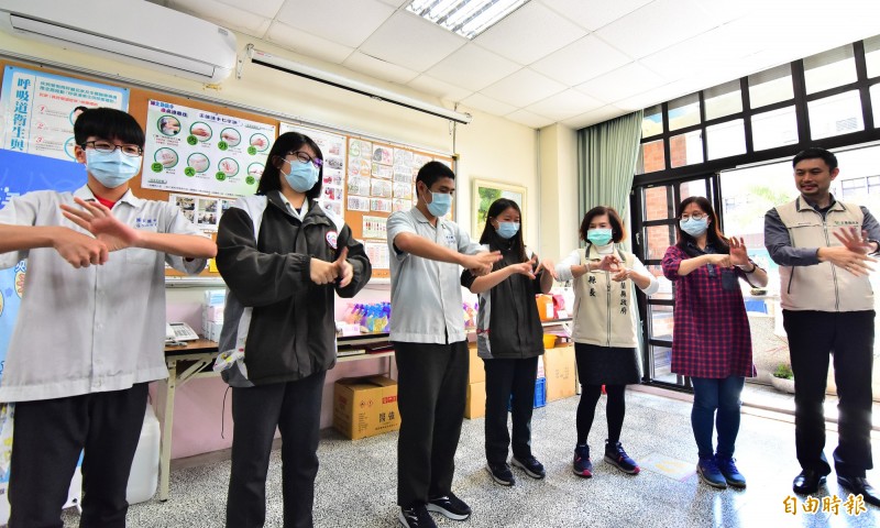 宜蘭縣長林姿妙「撩下去」，跟著音樂跳起洗手操。（記者張議晨攝）