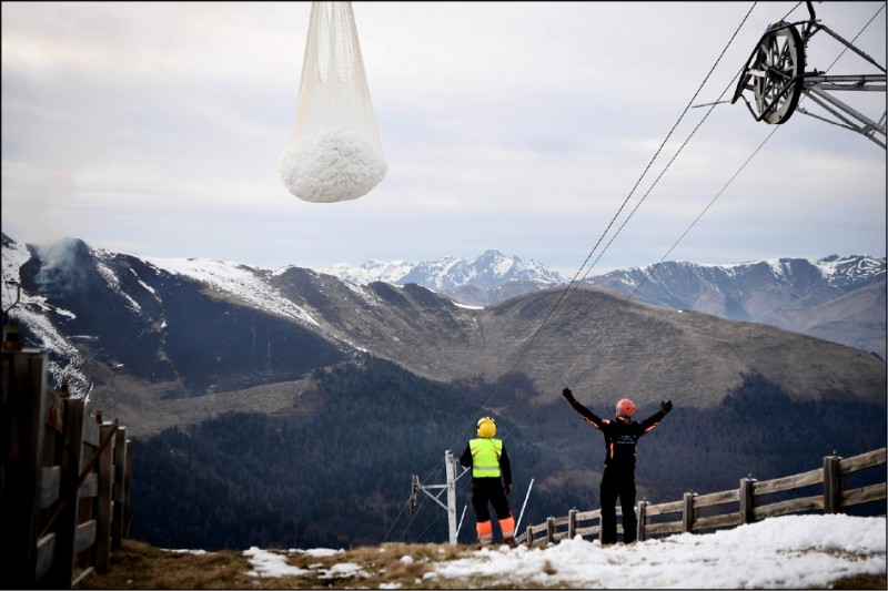 法國滑雪場以直升機送雪到山坡。（法新社檔案照）