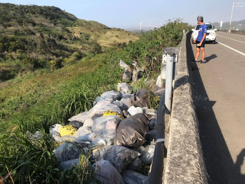 西濱公路後龍赤土崎段旁遭人棄置大量事業廢棄物。（記者鄭名翔翻攝）