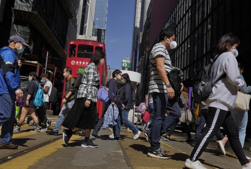 首相安倍晉三有鑑於南韓的疫情擴大，從27日起凡在2週內曾滯留南韓大邱和慶尚北道清道郡等地的外國人，除非有特殊情況，否則將拒絕入境。（法新社）