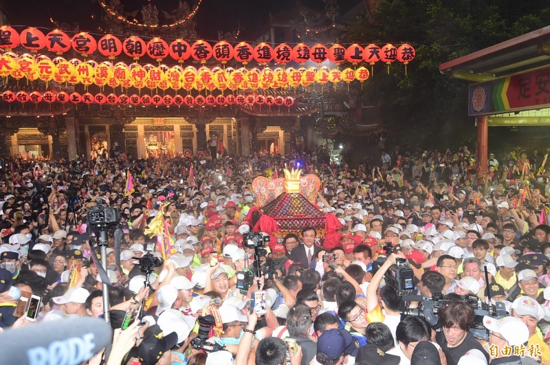 台中大甲鎮瀾宮今天宣布大甲媽祖遶境照辦，但精簡規模；選區立委陳柏惟也主張「遶境不須停辦，民眾不要參加」。圖為2019年大甲媽祖遶境起駕的盛況。（資料照，記者廖耀東攝）