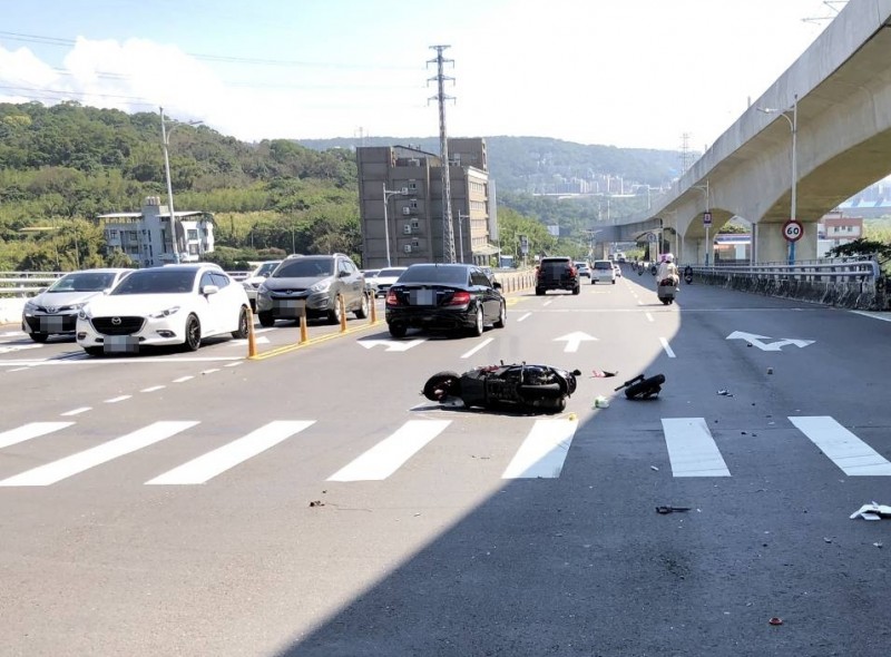 謝姓男子昨駕貨車行經淡水，違規左轉撞上3輛機車，造成宿女傷重不治。（記者吳仁捷翻攝）