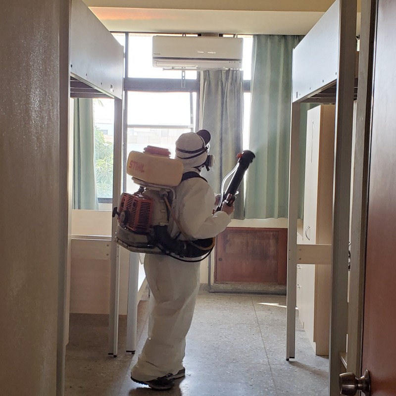 台南大學進行宿舍全面消毒。（台南大學提供）