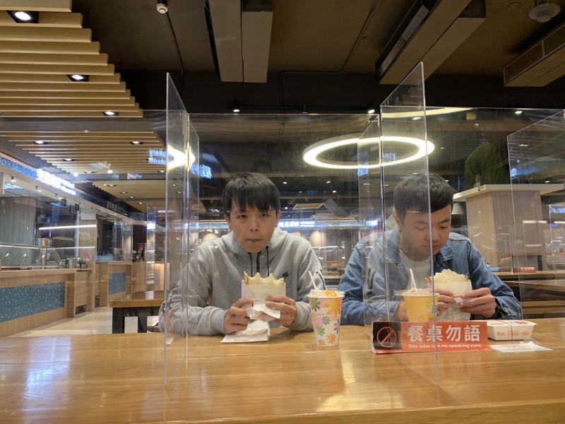 為了防止中國武漢肺炎疫情，台灣科技大學在校內餐廳公共餐桌上，加裝透明隔板，並推動用餐勿說話的運動，加強防疫。（台灣科技大學提供）