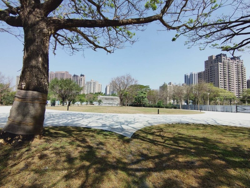 高美館原本位於美術東二路側的噴泉廣場，經改造後將於明起重新開放，不過已拆噴泉及迴廊建築。（高美館提供）