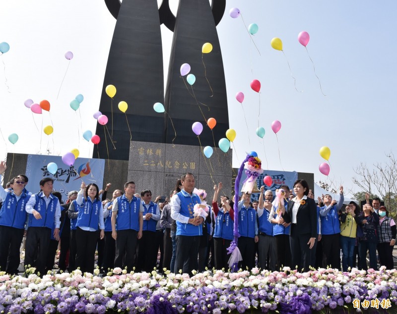 雲林縣府今天在古坑228紀念公園舉辦追思紀念活動，在和平鐘聲下施放象徵自由的汽球。（記者黃淑莉攝）