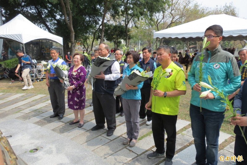 副市長陳子敬（左三）陪同受難家屬及民代一同在紀念碑獻花致意。（記者蘇金鳳攝）