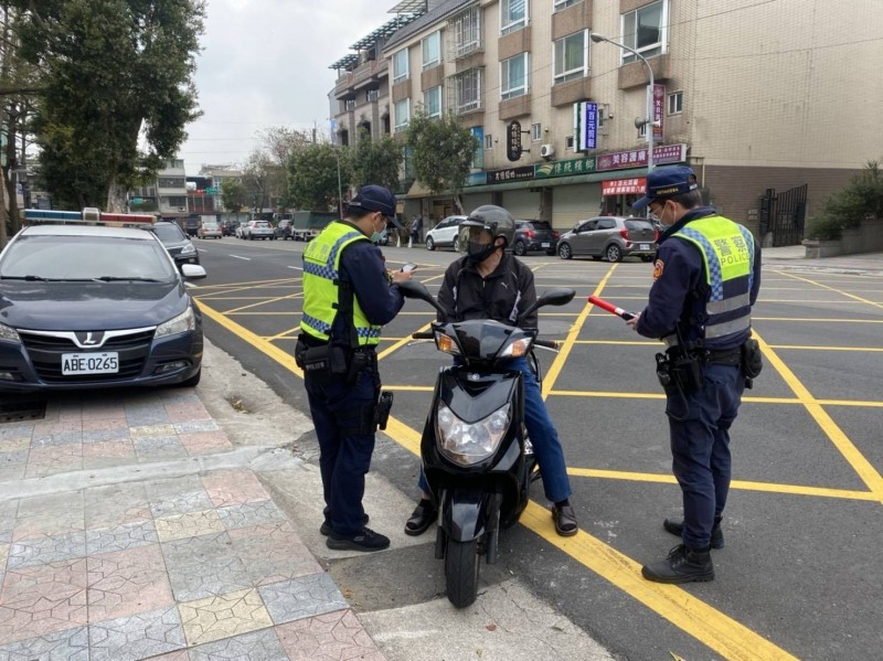 警署將居家檢疫對象身分導入警員使用的行動小電腦M-Poilce系統，嚴防趴趴走狀況。（記者邱俊福翻攝）