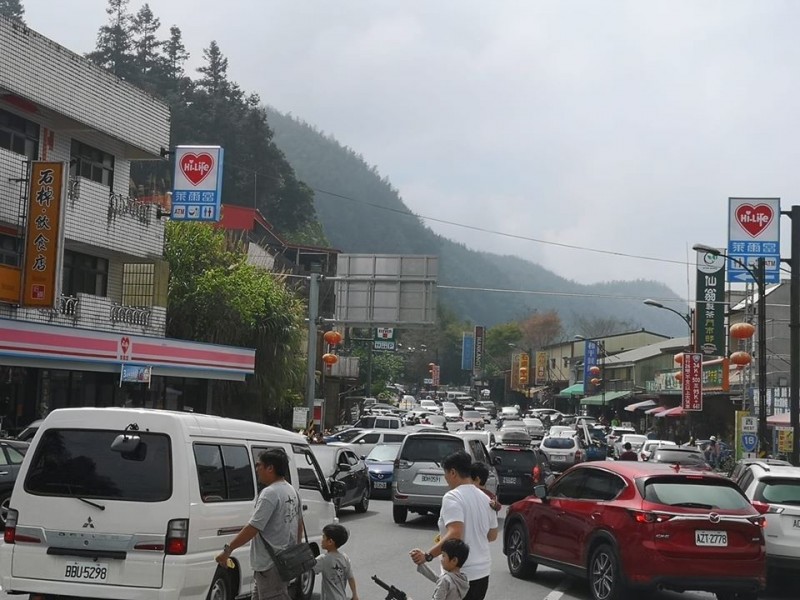 阿里山公路石棹段大塞車，幾乎動彈不得的景象。（莊新國攝影提供）