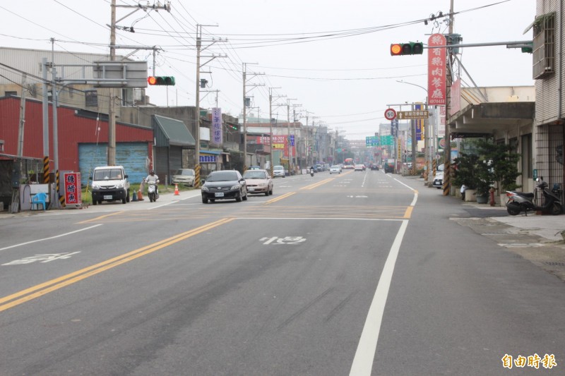 新屋區中山路往永安漁港方向，銜接中山西路一段處，四線道忽然縮減成兩線道。（記者許倬勛攝）