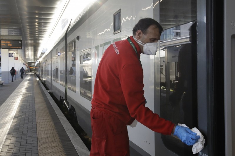 武漢肺炎在義大利爆發，荷蘭兩名病例近期都去過義大利北部。圖片為義大利清潔人員正忙著消毒火車。（美聯社）