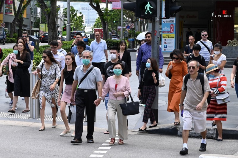 新加坡民眾戴口罩上街。（法新社）