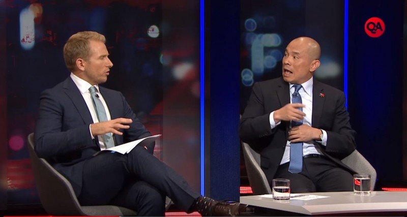 中國駐澳公使王晰寧（右）日前在澳洲廣播公司ABC旗下節目《Q+A》接受訪問，這是中國罕見有官員願意受節目專訪。（擷取自ABC的YouTube頻道「abcqanda」）