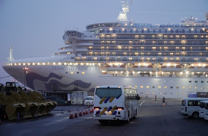 停靠在日本橫濱港外的公主遊輪鑽石公主號今（28）天新增一起死亡確診病例。（歐新社）