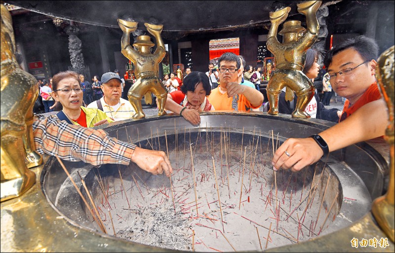 香火鼎盛的台北艋舺龍山寺16日再減爐，寺內3座香爐縮減為1座，未來僅保留正殿的觀音佛祖爐1座，民眾參拜僅需拿1炷香。（記者羅沛德攝）