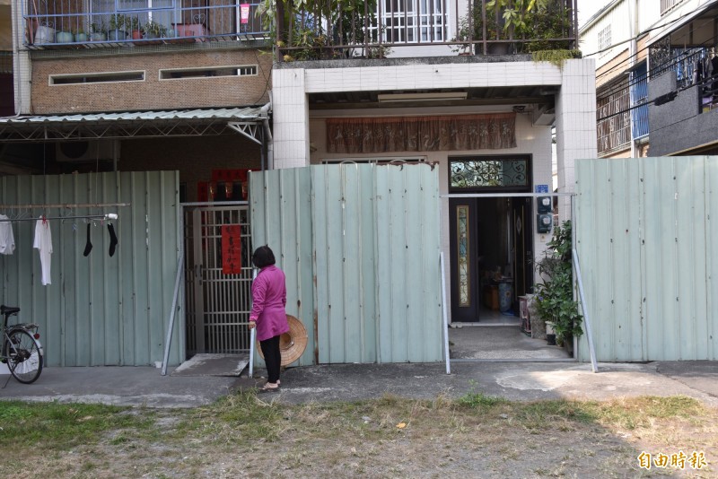 建商同意退讓，留通道給住戶通行。（記者葉永騫攝）