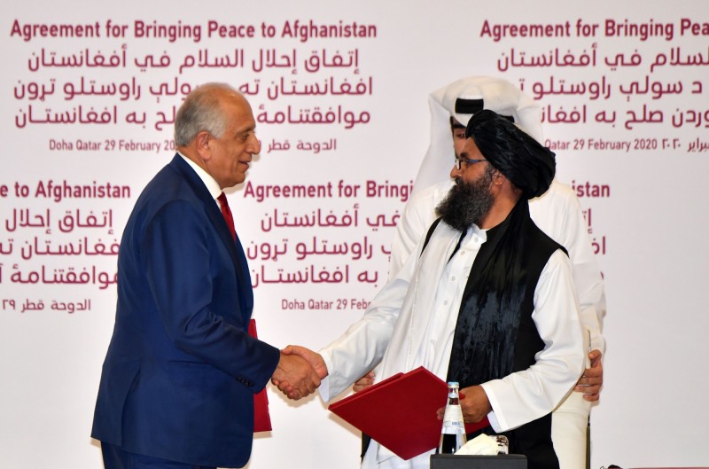 美方談判代表、美國特使哈里札德（Zalmay Khalilzad）（圖左）和阿富汗民兵組織塔利班（Taliban）創辦人巴拉達爾（Mullah Baradar）（圖右）在卡達首都杜哈簽下協議，結束長達18年的阿富汗戰爭。（法新社）