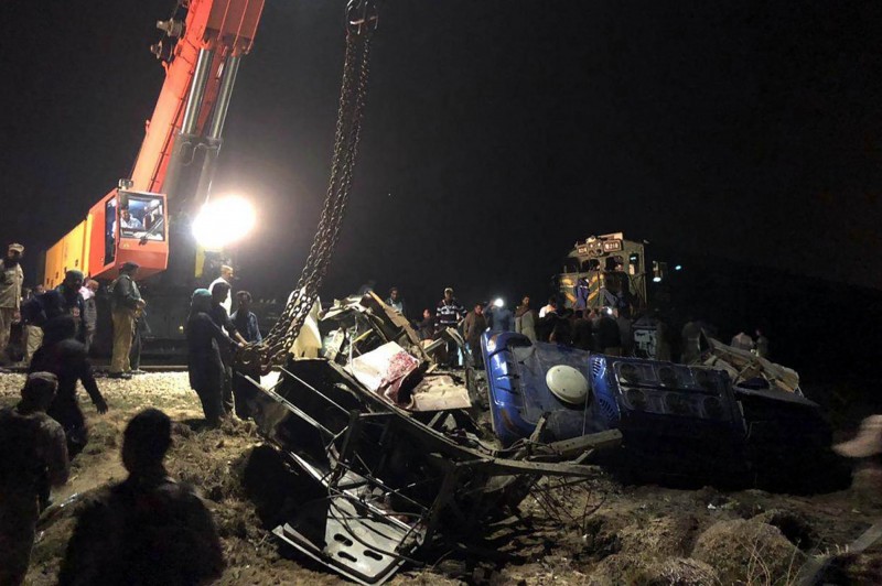 巴基斯坦一輛公車在火車行駛時越過鐵軌，遭特快車撞上，造成至少20人死亡。（法新社）