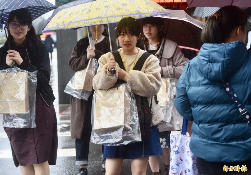 明天（3月1日）鋒面通過及東北季風逐漸增強，東部整天有雨且有局部較大雨勢、北部午後有雨、中南部也有零星降雨，記得攜帶雨具。（資料照）