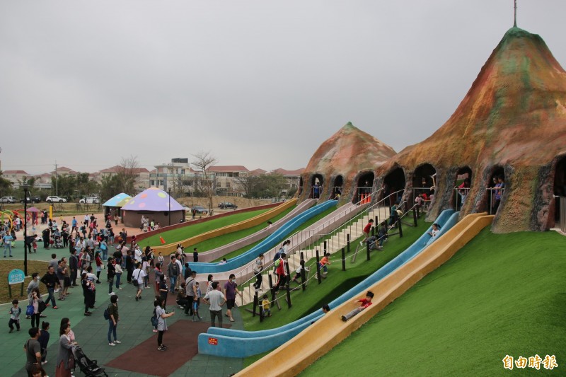 苗栗縣第2座親子公園「竹南頭份親子公園」於228連假試營運，火炎山造型的主題溜滑梯大受歡迎。（記者鄭名翔攝）