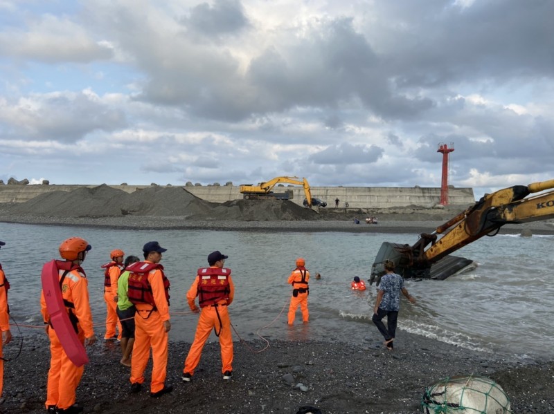 大武1艘膠筏翻覆，海巡救援。（記者黃明堂翻攝）