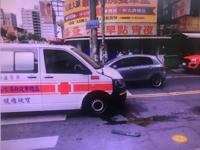 高市消防局救護車執勤途中，撞上機車騎士。（記者洪臣宏翻攝）