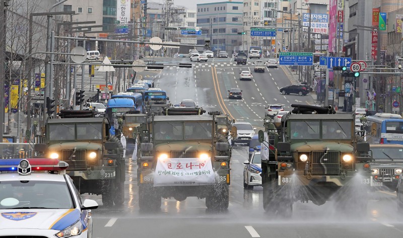 南韓國防部動員軍醫及軍人，全力支持政府與病毒之間的「反病毒戰」。（法新社）