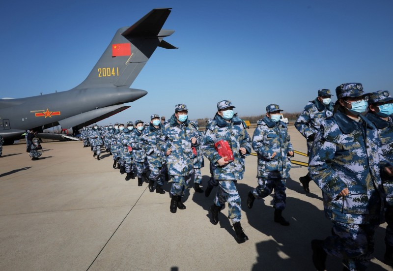 中國人民解放軍之前出動4千多名人員馳援武漢，軍委後勤保障部衛生局長陳景元今日表示，軍隊醫護仍保持零感染。（路透）